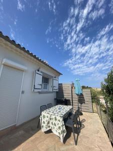 La Maison de Papou, charmante maison de village avec vue mer idéalement située à la Madrague