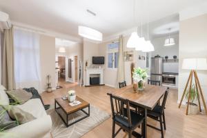 Downtown Heart Suite with 2 baths AC and Free Parking
