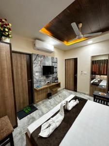 HOTEL ROYAL SUITES +