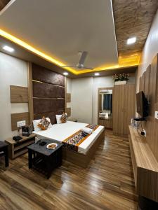 HOTEL ROYAL SUITES +