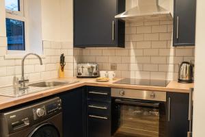 The Mews, Amazing Newport 2 BR, Excellent location, Parking, Perfect for Contractors