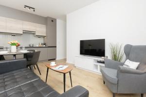 Two-Bedroom Elegant Apartment with Parking Warsaw Praga by Renters
