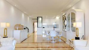 Flat with garden on the first line of the sea in Puerto Banus