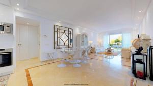 Flat with garden on the first line of the sea in Puerto Banus