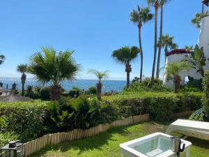 Flat with garden on the first line of the sea in Puerto Banus