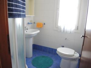 Two-Bedroom flat with balcony and private garden - By Beahost Rentals