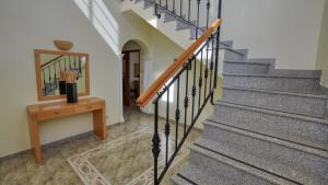 Beautiful 8-Bed Golf Villa in Vilamoura Algarve