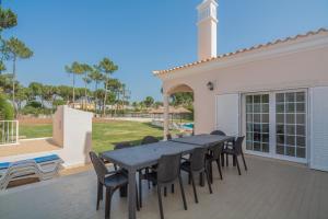 8-Bed Villa in Vilamoura-Sleeps-Playground-Pool