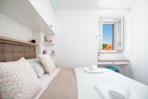 Family friendly house with a swimming pool Skrip, Brac - 17345