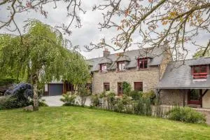 LA VILLA DU GOLF - avec piscine couverte chauffée et jacuzzi - Lanhélin
