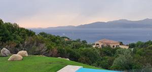 Appartements CORSE HOLISTIKA - Rez-de-jardin avec vue mer exceptionnelle et piscine magnifique : photos des chambres