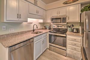 Myrtle Beach Condo with On-Site Pool and Beach Access