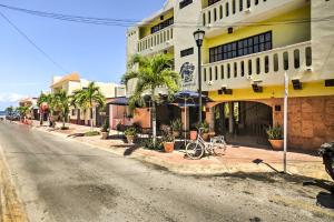 Gorgeous Penthouse Villa with Deck and Ocean Views!