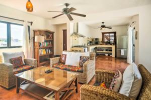 Gorgeous Penthouse Villa with Deck and Ocean Views!