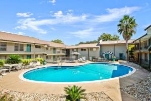 Nice Quiet Downtown Apt Pool Free Parking