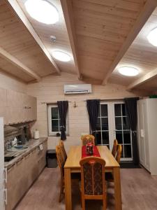 Sodybos Narūnas namelis po egle