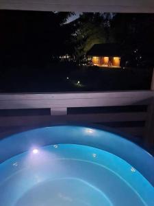 Sodybos Narūnas namelis po egle