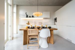 Host Wise - Luxurious Private Flats - Balcony