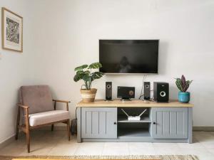 Casa Del Angel , Cosy 2 bed apartment,150m from Playa Los Locos plus beautiful swimming pool