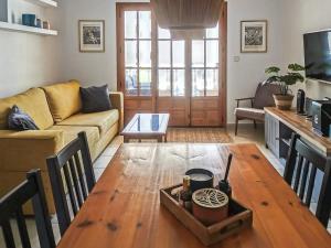 Casa Del Angel , Cosy 2 bed apartment,150m from Playa Los Locos plus beautiful swimming pool