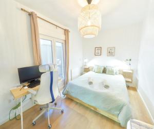 City apartment with workspace, rooftop & parking