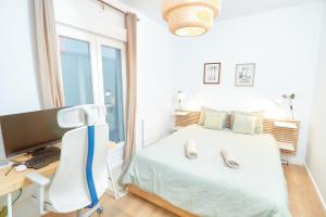 City apartment with workspace, rooftop & parking