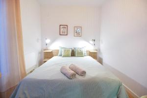 City apartment with workspace, rooftop & parking