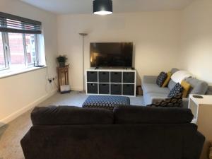 Large 2 bedroom apartment, 4 beds one 1 en-suite, Free parking Nr Chelt Elmore and Quays