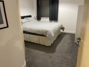 Large 2 bedroom apartment, 4 beds one 1 en-suite, Free parking Nr Chelt Elmore and Quays