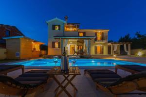 Villa David - luxurious secluded villa with a heated pool