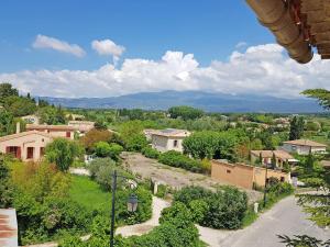 Maisons de vacances Characteristic country house with private pool and views of the Mont Ventoux : Maison de Vacances 4 Chambres