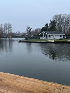 Welkom bij Mario, Een charmante Chalet gelegen aan een vijver in bosrijke omgeving waar je tot rust kan komen.