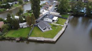 Welkom bij Mario, Een charmante Chalet gelegen aan een vijver in bosrijke omgeving waar je tot rust kan komen.