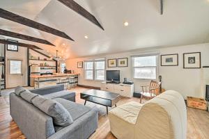 Chic Prattsville Studio with Private Hot Tub!