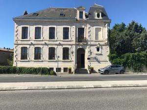 B&B / Chambres d'hotes Demeure Saint Louis Historic manor, City 700m, parking,A C,Clim,WIFI, heated pool, city view : photos des chambres