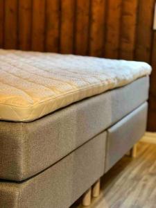 Koselig hytte med uteplas ved Hallingdalselva