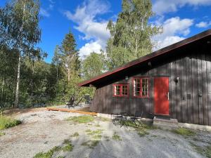 Koselig hytte med uteplas ved Hallingdalselva