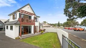 Remarkable Red Beach - Red Beach Holiday Home - Red Beach