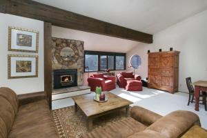 Deluxe Two-Bedroom Townhouse room in Mammoth Village Properties by 101 Great Escapes