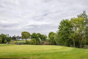 Villas LA VILLA DU GOLF - avec piscine couverte chauffee et jacuzzi : photos des chambres