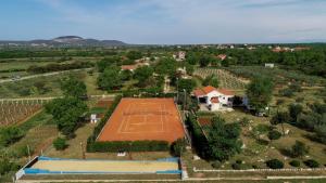 Country house Oasis with private tennis court