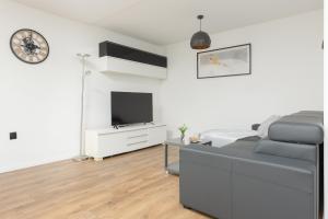 Ochota Spacious Apartment with Parking by Renters