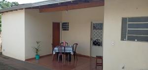 Casa com varanda, 2 quartos, wi-fi, próximo ao centro da cidade