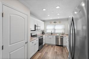 Direct Oceanfront - 4 Queen Beds - Surf Song #241