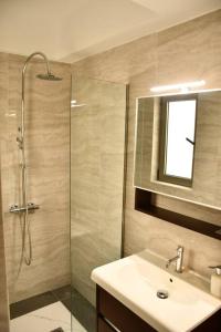 Spacious & Minimal Apartment Near Airport Peania Coniann Filoxenia