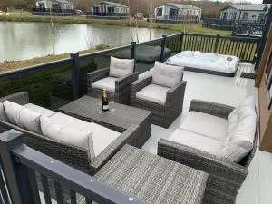 Bay Tree Lodge: Lakeside lodge w/hot tub & cinema surround sound - 伍德哈尔温泉水疗