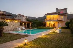 Phoceus Poolfront Grande Villa - Áyios Yeóryios