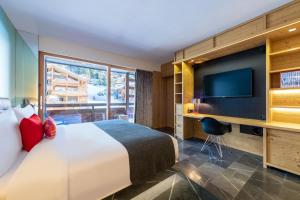 Fabulous Room, Guest room, 1 King, Mountain view, Fireplace room in W Verbier