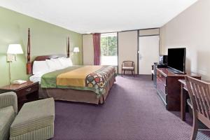 King Room -Non Smoking room in Super Inn & Suites Carrollton