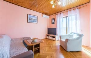 Awesome Apartment In Dinjiska With 1 Bedrooms And Wifi